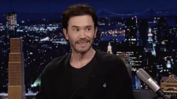 Pull noir porté par Tom Pelphrey vu dans The Tonight Show Starring Jimmy Fallon