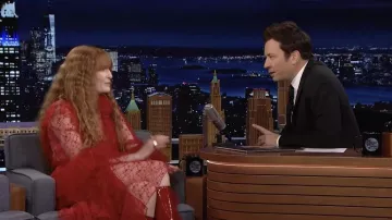 Robe en tulle rouge portée par Florence Welch dans The Tonight Show avec Jimmy Fallon