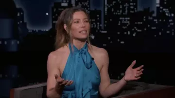 Manche en satin bleu moins haut porté par Jessica Biel comme vu dans Jimmy Kimmel Live!