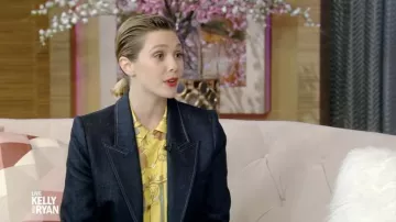 Chemise imprimée jaune portée par Elizabeth Olsen vue en DIRECT avec Kelly et Ryan