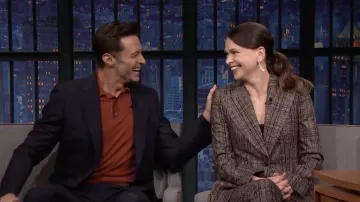 Costume en laine à carreaux porté par Sutton Foster vu dans Late Night with Seth Meyers