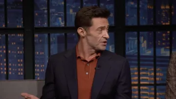 Camisa Polo Rust usada por Hugh Jackman como se ve en Late Night with Seth Meyers