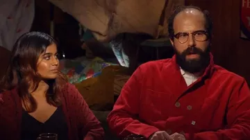 Veste rouge portée par Brett Gelman dans Beyond Stranger Things (saison 1 épisode 6)