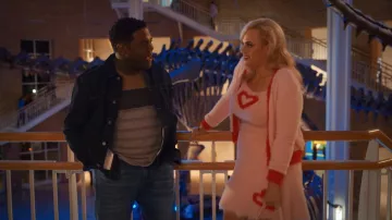 Ensemble de pull et de jupe rose et rouge porté par Stephanie (Rebel Wilson) dans les tenues de cinéma Senior Year