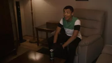 Camiseta Color Block usada por Scotty Simms (Reed Shannon) en el programa de televisión The Wilds (S02E03)