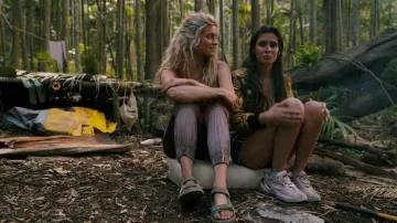 Nike Pink Sneakers usadas por Fatin Jadmani (Sophia Taylor Ali) como se ve en los atuendos de la serie de televisión The Wilds (Temporada 2 Episodio 2)