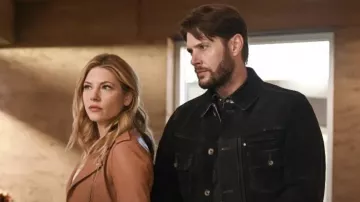 Veste en jean noir portée par Beau Arlen (Jensen Ackles) comme on le voit dans les tenues de la série télévisée Big Sky (saison 2 épisode 18)