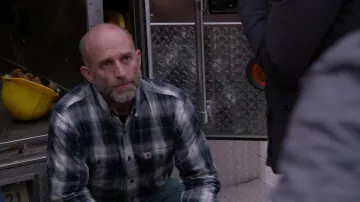 Camisa Carhartt Plaid usada por Capp (Randy Flagler) como se ve en el vestuario de la serie de televisión Chicago Fire (Temporada 10 Episodio 20)