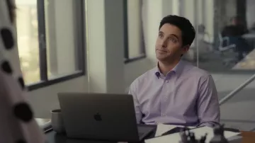 Chemise formelle lilas portée par Jimmy (Paul W. Downs) telle que vue dans les tenues de la série télévisée Hacks (saison 2 épisode 1)