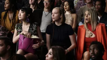 Sac fourre-tout violet utilisé par Kiki (Poppy Liu) vu dans la série télévisée Hacks (S02E01)