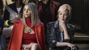 Robe rouge portée par DJ (Kaitlin Olson) telle que vue dans la garde-robe de la série télévisée Hacks (saison 2 épisode 1)
