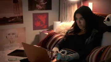 Crop top negro usado por Brie Loves (Jade Bender) como se ve en Senior Year