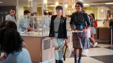 Jupe à carreaux en tartan portée par Lance (Michael Cimino) vue en senior