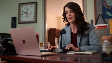 Veste Blazer grise portée par Martha (Mary Holland) vue en dernière année