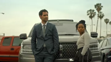 Pantalones de pista negros usados por Izzy Letts (Jazz Raycole) como se ve en el vestuario de la serie de televisión The Lincoln Lawyer (Temporada 1 Episodio 2)