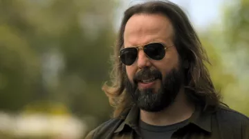 Ray-Ban sunglasses worn by Dennis 'Cisco' Wojciechowski (Angus Sampson) as seen in The Lincoln Lawyer (S01E02)