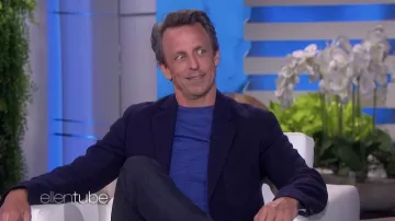 Haut bleu porté par Seth Meyers vu dans The Ellen DeGeneres Show