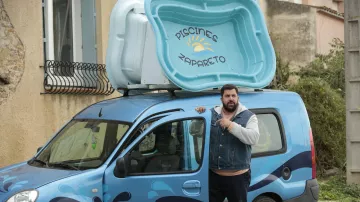 La chaqueta vaquera y la sudadera con capucha que lleva Momo (Victor Artus Solaro) en la película Me encanta lo que haces