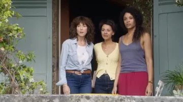 The denim shirt worn by Romane (Elsa Zylberstein) in the movie Champagne!