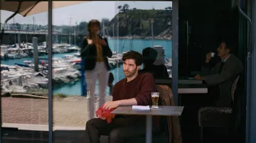 El suéter burdeos usado por Laurent (Tahar Rahim) en la película Don Juan