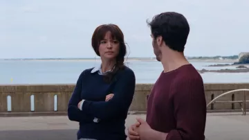 Le pull bleu marine porté par Julie (Virginie Efira) dans le film Don Juan