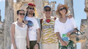 Le t-shirt imprimé porté par Antoine Hamelin (Pablo Pauly) dans le film On sourit pour la photo