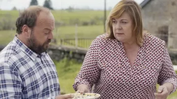 La blouse imprimée portée par (Michèle Bernier) dans le film Les Folies fermières