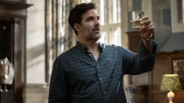 Chemise imprimée à carreaux en vert portée par Hatch Flood (Rob Delaney) comme on le voit dans la série télévisée The Man Who Fell to Earth (S01E04)