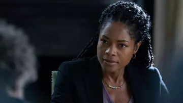Collar multicolor usado por Justin Falls (Naomie Harris) como se ve en los trajes del programa de televisión The Man Who Fell to Earth (Temporada 1 Episodio 4)