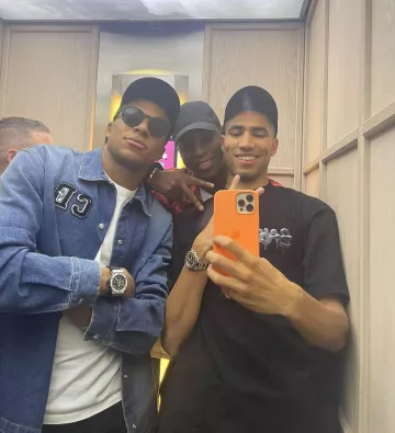 The denim shirt worn by Kylian Mbappé in Madrid and on her Instagram account @k.mbappe