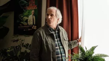 Chemise en flanelle verte portée par Gene Cousineau (Henry Winkler) telle que vue dans la garde-robe de la série télévisée Barry (saison 3 épisode 4)
