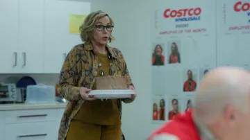 Overshirt impreso usado por Marcy Gold (Bess Armstrong) como se ve en los atuendos de la serie de televisión I Love That for You (S01E03)