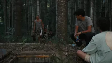 T-shirt gris porté par Rafael Garcia (Zack Calderon) vu dans la garde-robe de la série télévisée The Wilds (saison 2 épisode 4)