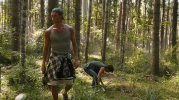 Débardeur gris porté par Kirin O’Conner (Charles Alexander) tel que vu dans la garde-robe de la série télévisée The Wilds (Saison 2 Episode 4)