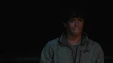 Patagonia Fleece Pullover Jacket porté par Rafael Garcia (Zack Calderon) dans The Wilds (S02E04)