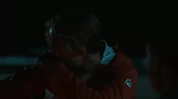 Veste de pluie Canada Goose portée par Kirin O’Conner (Charles Alexander) vue dans The Wilds (S02E06)