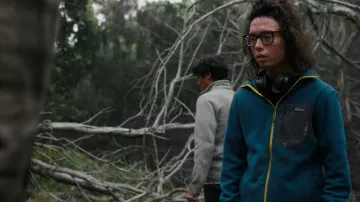 Patagonia Blue Zip Jacket porté par Henry Tanaka (Aidan Laprete) comme on le voit dans The Wilds Wardrobe (S02E06)