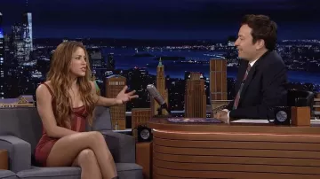 Robe portée par Shakira comme on l’a vu dans The Tonight Show Starring Jimmy Fallon le 16 mai 2022