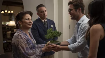Camisa de blusa floral usada por Ingrid (Gloria Estefan) como se ve en Padre de la novia