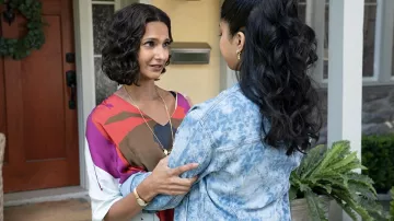 Vestido impreso usado por Nalini Vishwakumar (Poorna Jagannathan) como se ve en el vestuario del programa de televisión Never Have I Ever (Temporada 3)