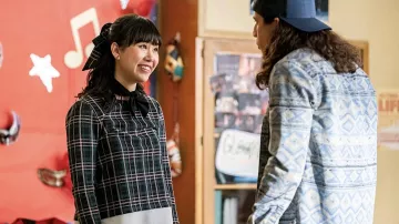 Tartan Plaid Top usado por Eleanor Wong (Ramona Young) como se ve en el programa de televisión Never Have I Ever (Temporada 3)