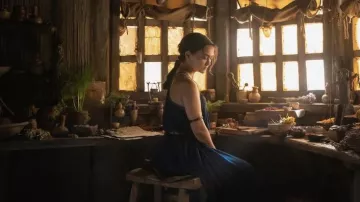 Robe bleue portée par Bronwyn (Nazanin Boniadi) telle que vue dans Les tenues de la série télévisée Le Seigneur des Anneaux : Les Anneaux du Pouvoir (Saison 1)
