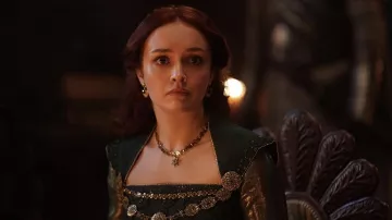 Collier pendentif star porté par Alicent Hightower (Olivia Cooke) vu dans la série télévisée House of the Dragon (saison 1)