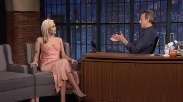Robe corset rose portée par Miley Cyrus vue dans Late Night with Seth Meyers