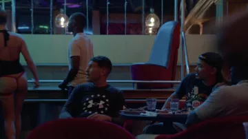 Camiseta de Under Armour Stars usada por Wayne Jenkins (Jon Bernthal) como se ve en los atuendos de la serie de televisión We Own This City (Temporada 1 Episodio 4)