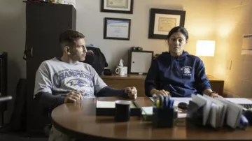 Camiseta de campeones del Super Bowl en gris usada por Wayne Jenkins (Jon Bernthal) como se ve en los atuendos de la serie de televisión We Own This City (Temporada 1 Episodio 4)