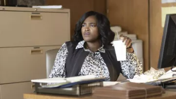 Camisa floral estampada usada por Nicole Steele (Wunmi Mosaku) como se ve en We Own This City (S01E04)