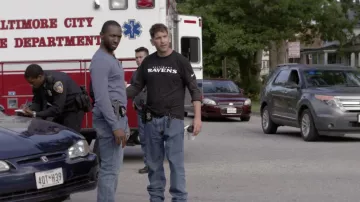 Camiseta del equipo de fútbol americano Nike Baltimore Ravens usada por Wayne Jenkins (Jon Bernthal) en We Own This City (S01E04)