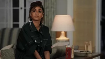 Veste en jean portée par Patience (Chelsea Tavares) telle que vue dans les tenues de la série télévisée All American (saison 4 épisode 20)