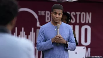T-shirt bleu à manches longues porté par l’entraîneur Marcus Turner (Cory Hardrict) vu dans All American: Homecoming (S01E12)